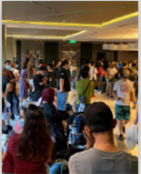大批有預(yù)定的游客在新加坡五星級酒店<em>排隊</em>七個小時，<em>卻</em>仍沒空房可入住