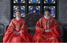 面對漢服被視為奇裝異服，設計師鐘毅扛起漢服復興<em>的</em>大旗，致力于漢服<em>文化</em><em>的</em>傳播