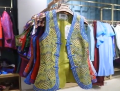 民族<em>的</em>就是世界<em>的</em>，阿泯娜民族<em>服飾</em>把中國<em>傳統</em><em>服飾</em>與現代<em>服飾</em>結合