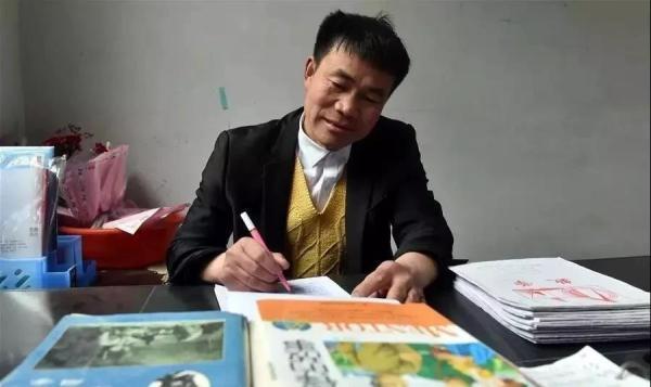 鄉(xiāng)村教師張玉滾，山里缺師少教，他把自己練就成了全科教師