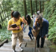 一群導游買下盲人<em>爺爺</em>所有竹笛