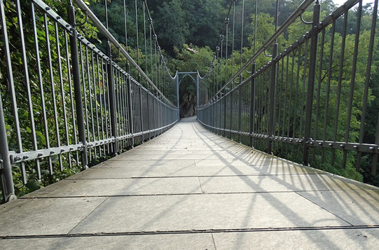 鐵索橋—中國現存<em>的</em>古老鐵索橋之一，又稱<em>瀘定橋</em>