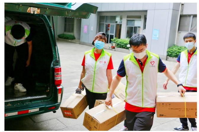 熱心人士捐贈的<em>物資</em>及時<em>運送</em>到各區(qū)防疫點