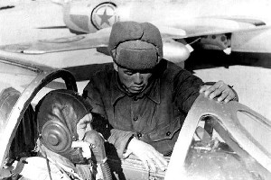 “<em>空中</em>拼<em>刺刀</em>”，拼出如今鋼多氣盈骨更硬——飛行員待命升空作戰(zhàn)
