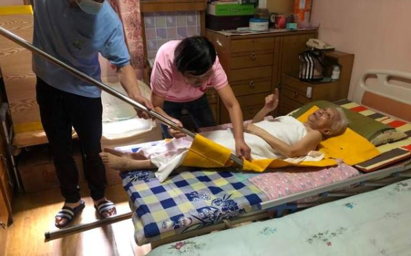 老年人對長征鎮(zhèn)免費(fèi)助浴服務(wù)贊不絕口