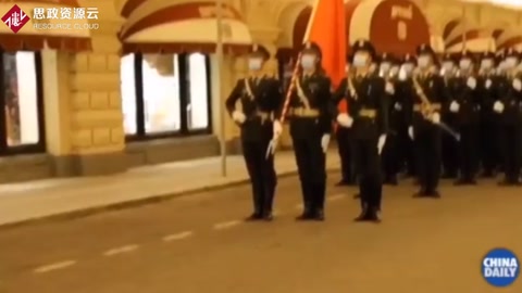 <em>中國</em>三<em>軍</em>儀仗隊(duì)<em>用</em>俄語高唱《喀秋莎》 整裝亮相莫斯科紅場
