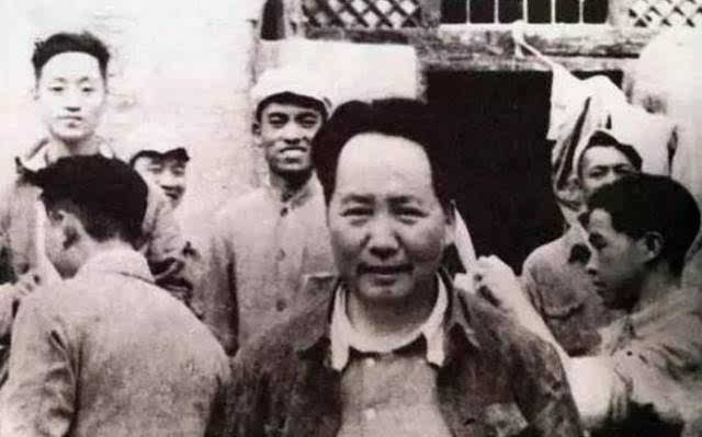 俄語<em>翻譯</em>家?guī)熣埽好珴蓶|、周恩來、劉少奇、朱德等中央領(lǐng)導(dǎo)<em>的</em>俄文<em>翻譯</em>