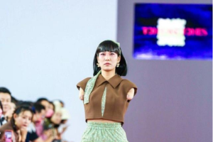 自信的人最美！四川90后斷臂女孩登上深圳時(shí)裝周T臺(tái)走秀