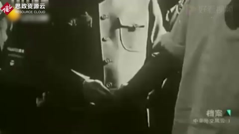 <em>周總理</em>出訪非洲各國，對服務員<em>的</em>態度令人敬服，盡顯大國風范