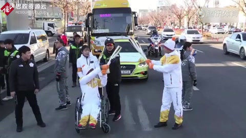 中國(guó)“倒立男孩” 為平昌冬奧會(huì)傳遞圣火