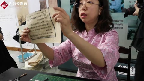 古籍修復(fù)師演示修古籍：修復(fù)師稀缺 修復(fù)全國(guó)現(xiàn)有古籍可能要800年