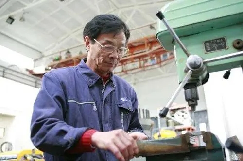 <em>顧</em><em>秋</em><em>亮</em>“蛟龍?zhí)枴笔紫b配鉗工技師
