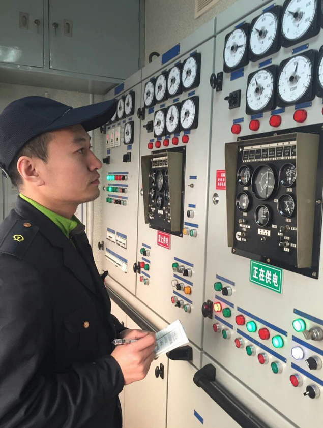 【<em>向</em><em>堅(jiān)守</em><em>崗位</em>的人<em>致敬</em>】發(fā)電車乘務(wù)員苗惠：過(guò)年過(guò)節(jié)跟我們沒(méi)什么關(guān)系