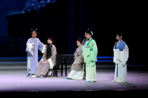 <em>黃梅戲</em>《五女拜壽》舞臺劇照