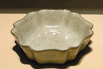 <em>中華</em><em>傳統(tǒng)文化</em>—南宋官窯青釉葵花式<em>洗</em>